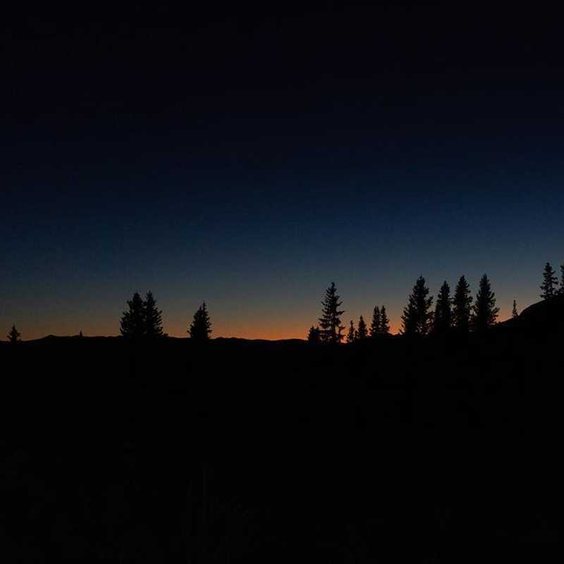 🌅 🌲 🥶 #naturephotography #beautifuldestinations #landscape #åre #photo #winter #ice #frozen #cold #viktorohlin #aiv #allinvision #november #view #sunset #late #night #midnight #dark #pinetree #tree #stars #sun